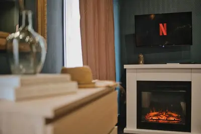 Télévision ou salle de divertissement dans l'établissement Colonial Insolite HautDeGamme Jacuzzi Privatif