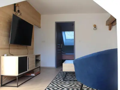 Télévision ou salle de divertissement dans l'établissement Gite famille & bain nordique, Chez Bubu, école rénovée au cœur des Vosges