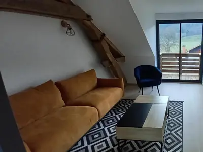 Coin salon dans l'établissement Gite famille & bain nordique, Chez Bubu, école rénovée au cœur des Vosges