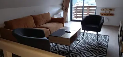 Coin salon dans l'établissement Gite spa atypique, Vosges, chez Bubu, école rénovée bain nordique et nature