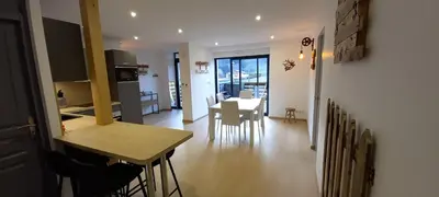 Cuisine ou kitchenette dans l'établissement Gite spa atypique, Vosges, chez Bubu, école rénovée bain nordique et nature