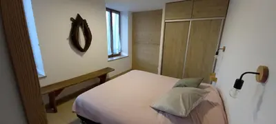 Un ou plusieurs lits dans un hébergement de l'établissement Gite spa atypique, Vosges, chez Bubu, école rénovée bain nordique et nature
