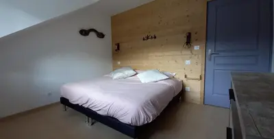 Un ou plusieurs lits dans un hébergement de l'établissement Gite spa atypique, Vosges, chez Bubu, école rénovée bain nordique et nature