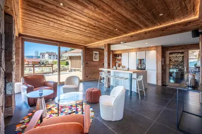 Coin salon dans l'établissement Chalet de Scott, luxe avec spa et sauna