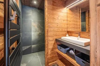 Salle de bains dans l'établissement Chalet de Scott, luxe avec spa et sauna