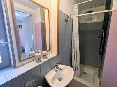 Salle de bains dans l'établissement Chalet cosy dans les Vosges, cadre paisible, 4 pers. - FR-1-589-792