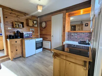 Cuisine ou kitchenette dans l'établissement Chalet cosy dans les Vosges, cadre paisible, 4 pers. - FR-1-589-792