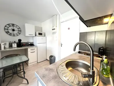 Cuisine ou kitchenette dans l'établissement Appartement moderne et central