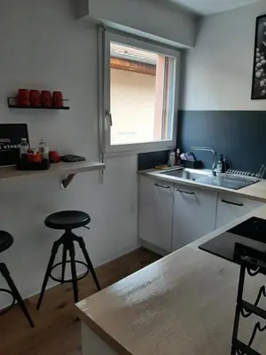 Cuisine ou kitchenette dans l'établissement Hugo et Compagnie