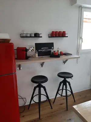Cuisine ou kitchenette dans l'établissement Hugo et Compagnie