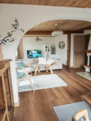 Coin salon dans l'établissement Chalet Toscane avec bain nordique