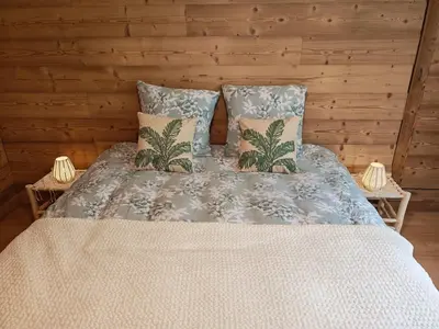 Un ou plusieurs lits dans un hébergement de l'établissement Chalet Toscane avec bain nordique
