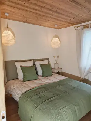 Un ou plusieurs lits dans un hébergement de l'établissement Chalet Toscane avec bain nordique
