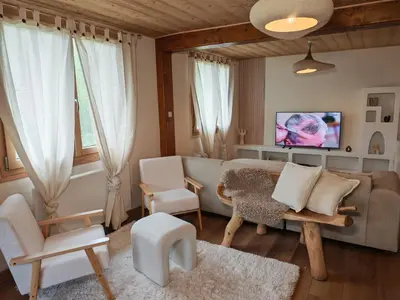Télévision ou salle de divertissement dans l'établissement Chalet Toscane avec bain nordique
