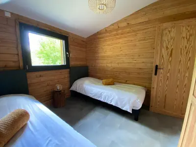 Un ou plusieurs lits dans un hébergement de l'établissement Chalet rénové avec sauna, proche Gérardmer - FR-1-589-796