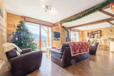Coin salon dans l'établissement Les Genévriers - Vue montagne