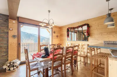 Coin salon dans l'établissement Les Genévriers - Vue montagne