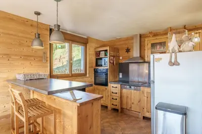 Cuisine ou kitchenette dans l'établissement Les Genévriers - Vue montagne