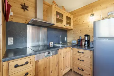 Cuisine ou kitchenette dans l'établissement Les Genévriers - Vue montagne
