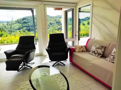 Coin salon dans l'établissement LOZEN avec piscine privée intérieure