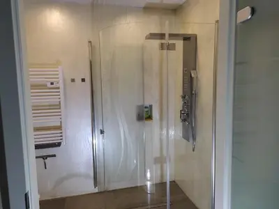 Salle de bains dans l'établissement LOZEN avec piscine privée intérieure