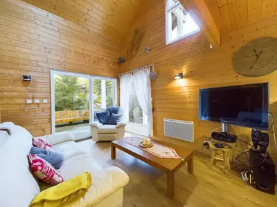 Télévision ou salle de divertissement dans l'établissement Chalet La Perle Blanche - Spa, Baby-foot, Terrasse