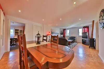 Coin salon dans l'établissement Spacious apartment, balneo and garden