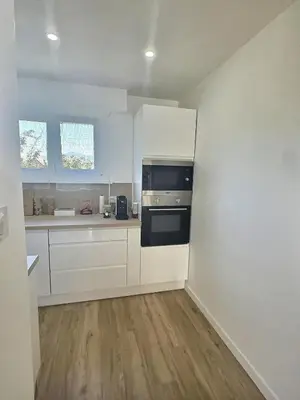 Cuisine ou kitchenette dans l'établissement Appartement Moderne et Cosy avec Balcon - Parking Gratuit - Netflix