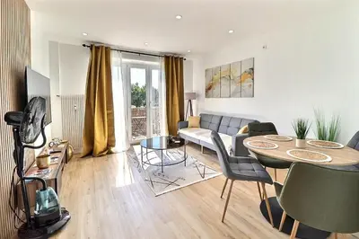 Coin salon dans l'établissement Appartement Moderne et Cosy avec Balcon - Parking Gratuit - Netflix