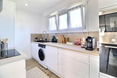 Cuisine ou kitchenette dans l'établissement Appartement Moderne et Cosy avec Balcon - Parking Gratuit - Netflix