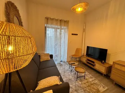 Télévision ou salle de divertissement dans l'établissement Le Nid en Rotin Apartment