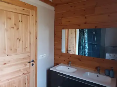 Salle de bains dans l'établissement Chalet L 'instant Géromois