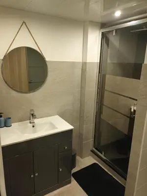 Salle de bains dans l'établissement Chalet L 'instant Géromois