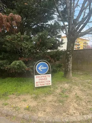 Certificat, récompense, panneau ou autre document affiché dans l'établissement Spacieux 2 Pièces dans une résidence ,Place de Parking Privé Gratuit, Tram à 100m ,Centre à 6 min