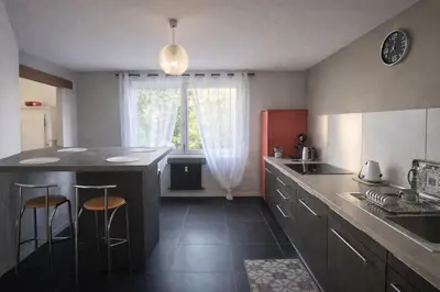 Cuisine ou kitchenette dans l'établissement Spacieux 2 Pièces dans une résidence ,Place de Parking Privé Gratuit, Tram à 100m ,Centre à 6 min