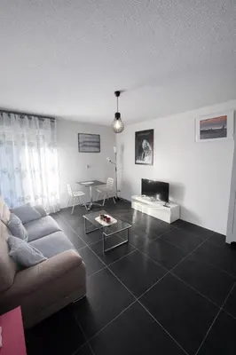 Coin salon dans l'établissement Spacieux 2 Pièces dans une résidence ,Place de Parking Privé Gratuit, Tram à 100m ,Centre à 6 min