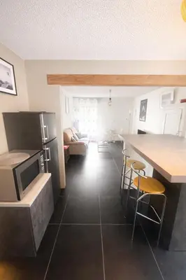 Cuisine ou kitchenette dans l'établissement Spacieux 2 Pièces dans une résidence ,Place de Parking Privé Gratuit, Tram à 100m ,Centre à 6 min