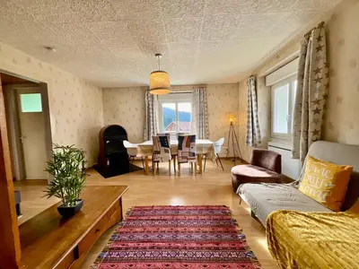 Coin salon dans l'établissement Le Cresson, charmant et spacieux avec balcon