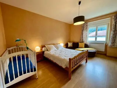 Un ou plusieurs lits dans un hébergement de l'établissement Le Cresson, charmant et spacieux avec balcon