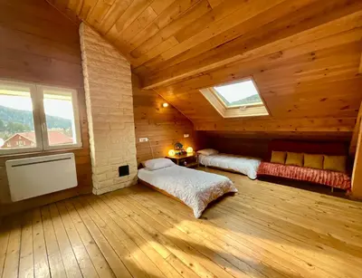 Un ou plusieurs lits dans un hébergement de l'établissement Le Cresson, charmant et spacieux avec balcon