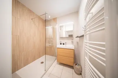 Salle de bains dans l'établissement Le Bâle 92A Appartement 6 Pers Parking Privé