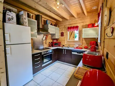 Cuisine ou kitchenette dans l'établissement Le Murmure du Ruisseau, 4 étoiles avec sauna et terrasse