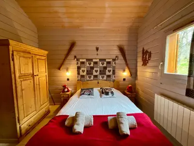 Un ou plusieurs lits dans un hébergement de l'établissement Le Murmure du Ruisseau, 4 étoiles avec sauna et terrasse