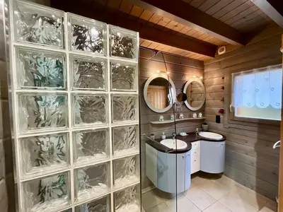 Salle de bains dans l'établissement Le Murmure du Ruisseau, 4 étoiles avec sauna et terrasse