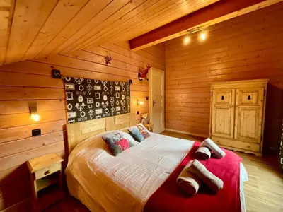 Un ou plusieurs lits dans un hébergement de l'établissement Le Murmure du Ruisseau, 4 étoiles avec sauna et terrasse