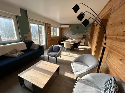 Coin salon dans l'établissement Logis proche Gerardmer avec spa