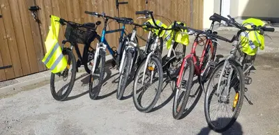 Vélo sur le terrain de l'établissement Logis proche Gerardmer avec spa ou dans les environs
