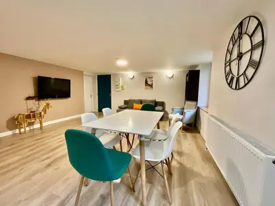 Télévision ou salle de divertissement dans l'établissement La Roche du Rain, bel appartement & centre-ville