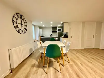 Cuisine ou kitchenette dans l'établissement La Roche du Rain, bel appartement & centre-ville