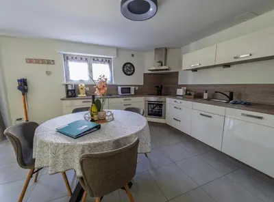Cuisine ou kitchenette dans l'établissement Gîte Bagatelle l'Ecrin du Ried PROCHE EUROPAPARK